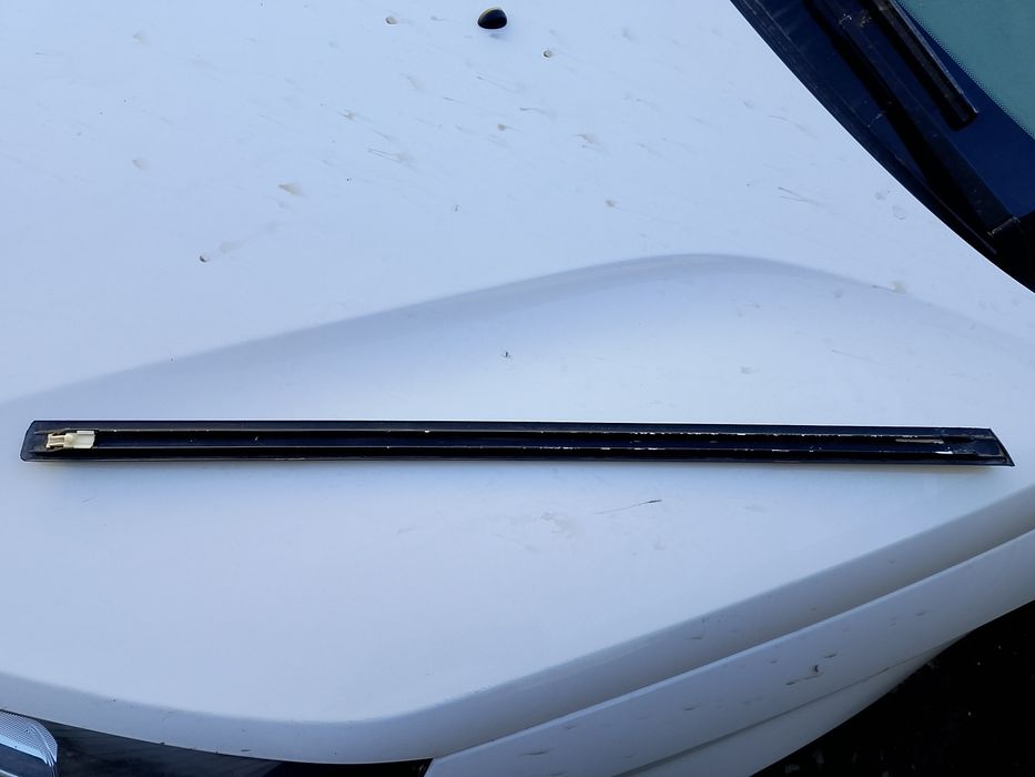 Задний левый молдинг БМВ е34