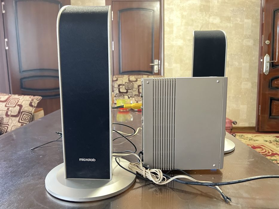 Срочно продаю микрофон LG и Микролаб модель А6300