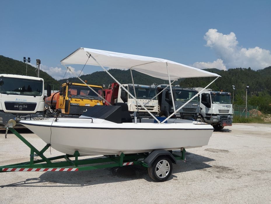 Лодка с двигател