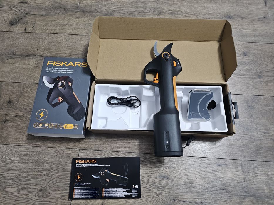 Foarfeca electrica gradina Fiskars epruner M