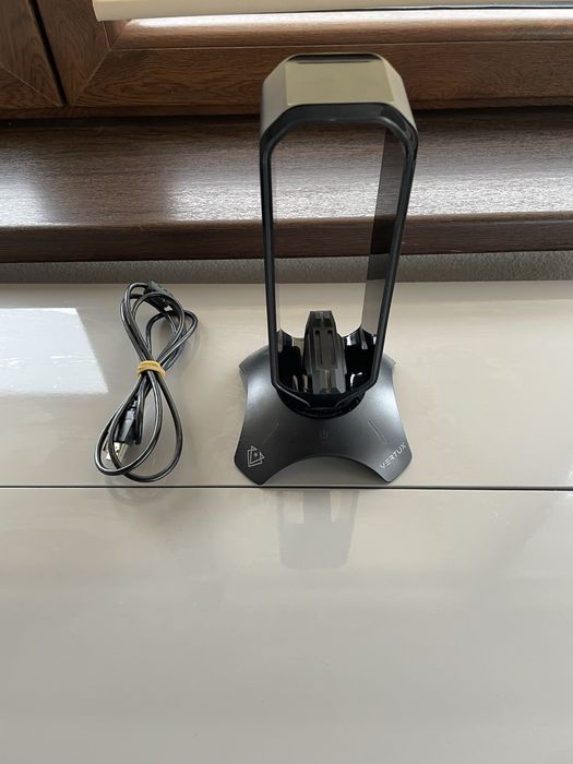 suport multifunctional pentru casti si mouse cu port USB si lumini LED