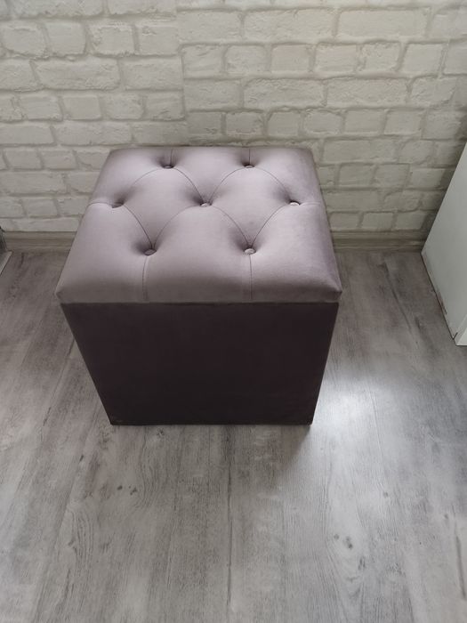 Vând taburet ( taburel)din catifea gri inchis cu spatiu pentru depozit