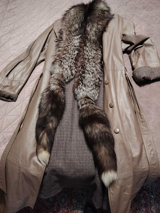 Продавам черно кожено манто