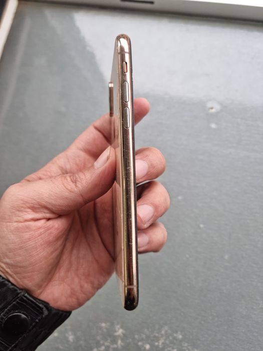 iPhone XS (Gold) Qoldan Tushgan iCloud Bor Ekran Ishlaydi Sotiladi.
