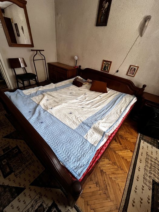 Vand mobila veche din lemn masiv