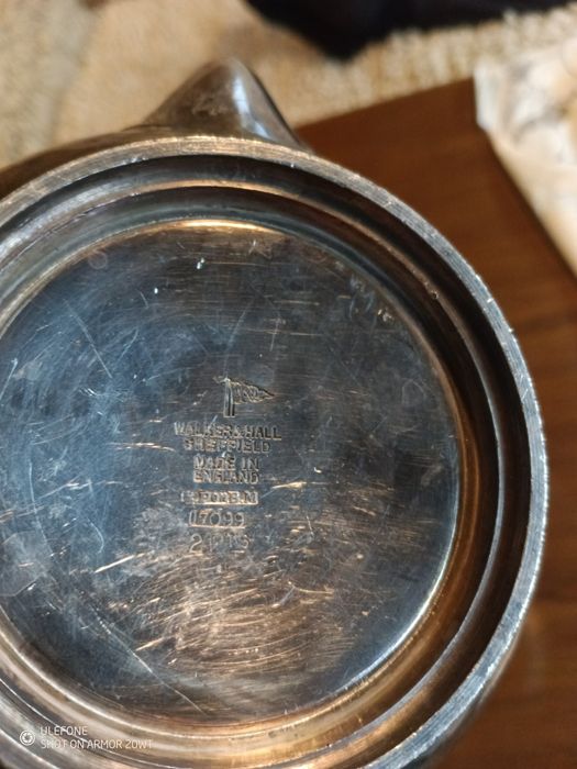 Сребърен английски чайник