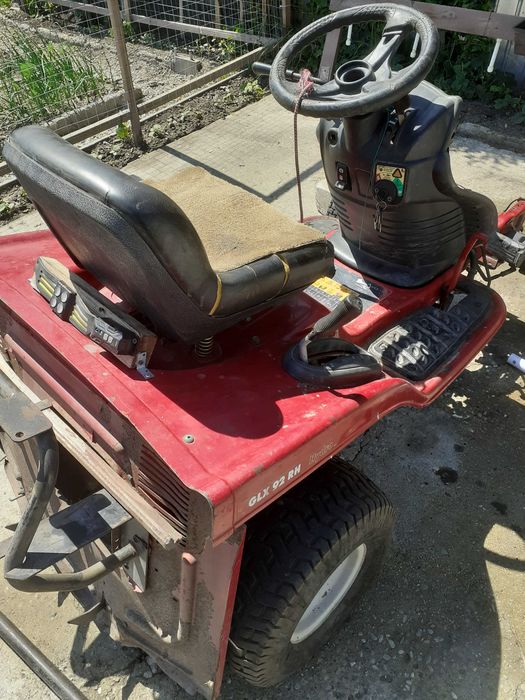 tractor tuns iarba