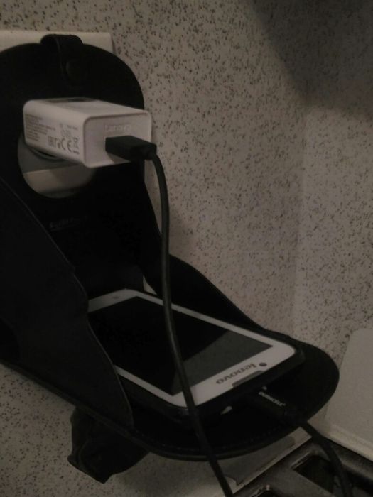 Преносима стойка за зареждане на телефони