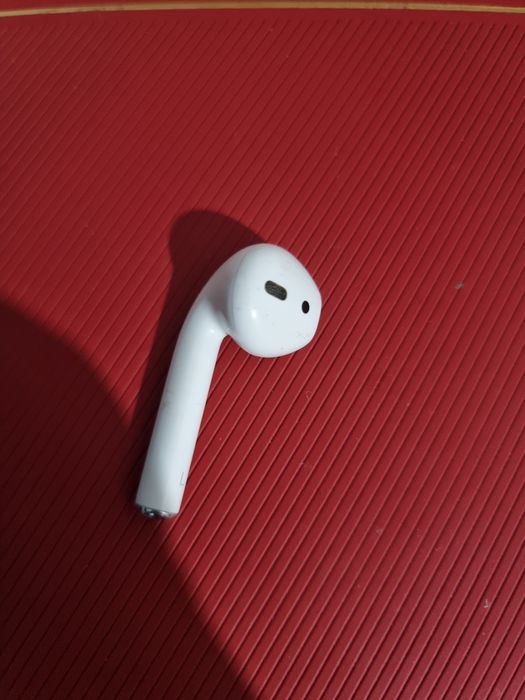 Продам оригинальный левый наушник Airpods 2