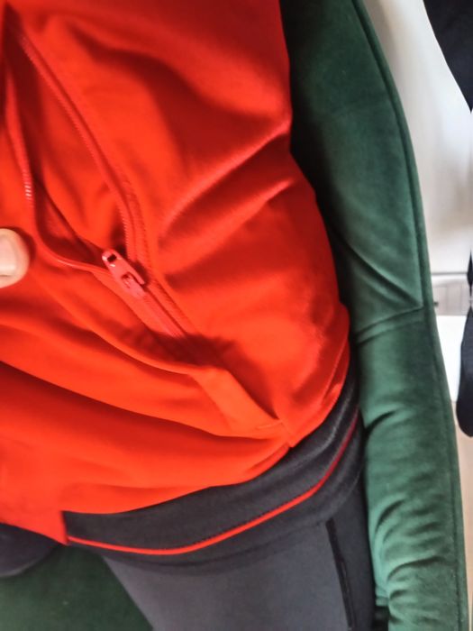 Vând bluza sport Adidas