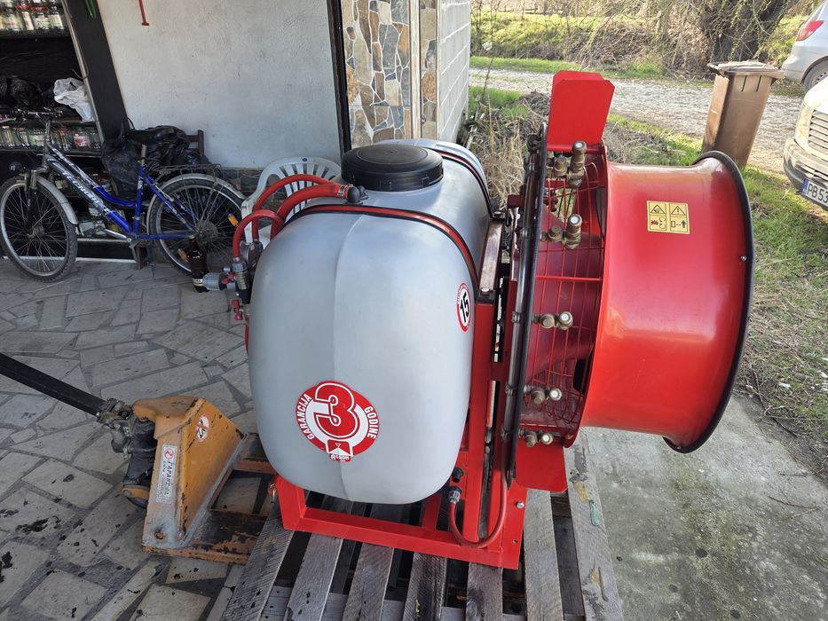 Продавам навесна пръскачка Agron