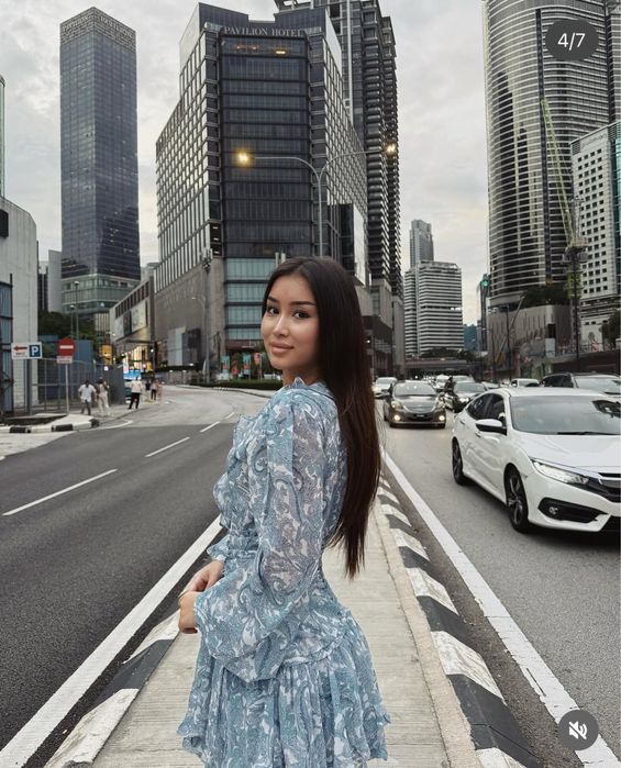 синее платье, открытое