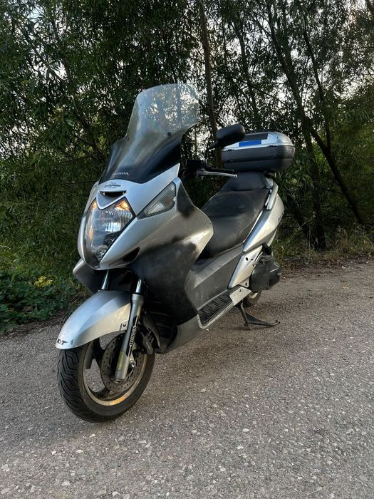 Honda silverwing 600.