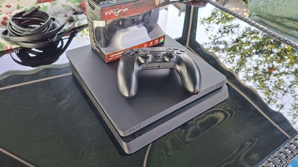 Vind ps4 500gb stare buna cu 2 controler si toate jocurile