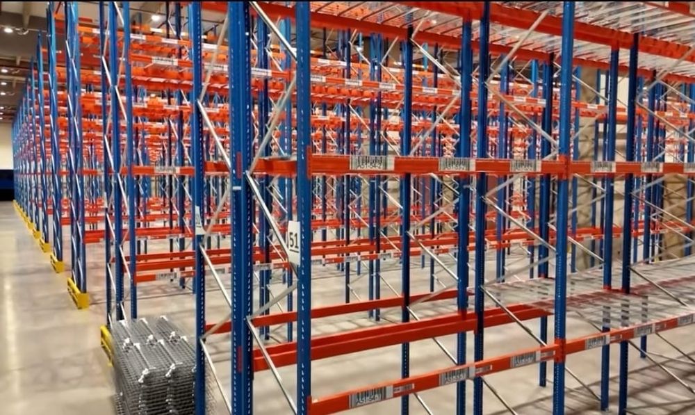 Rafturi metalcie pentru depozitare