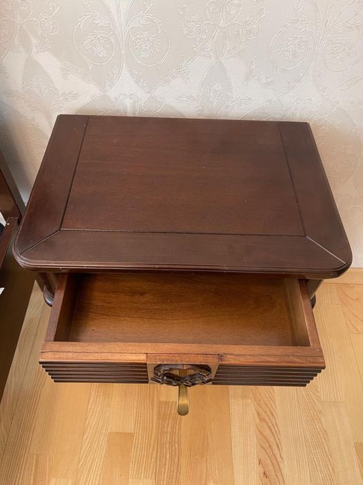 Прикроватные тумбы