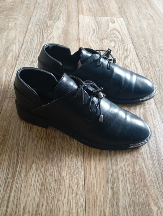 Продаются  туфли на шнурках