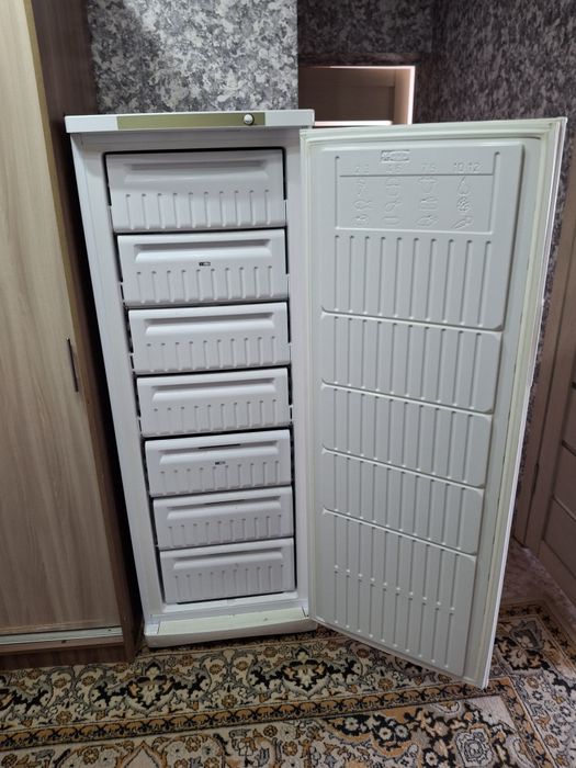 Продам морозильную камеру Indesit