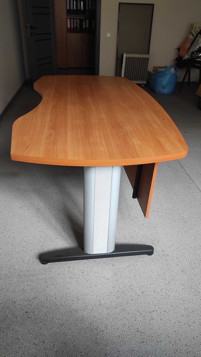 Стол с выкатной подставкой и тумбочкой