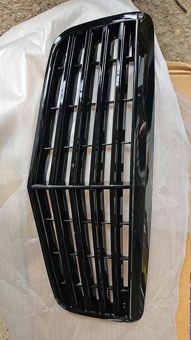 Решетка радиатора рест черный глянец и в хроме на Мерседес w211