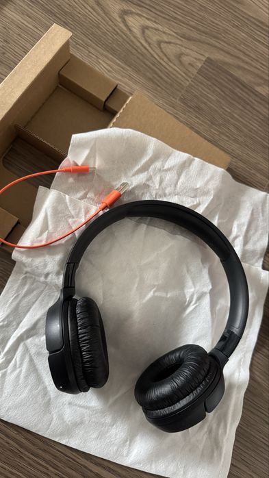 Продам наушники JBL