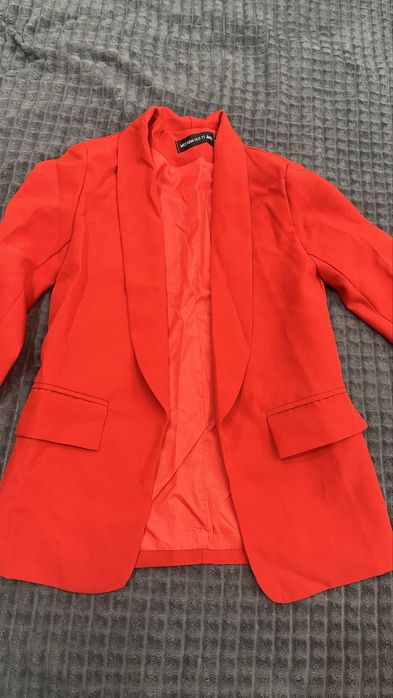 Женский пиджак красного цвета