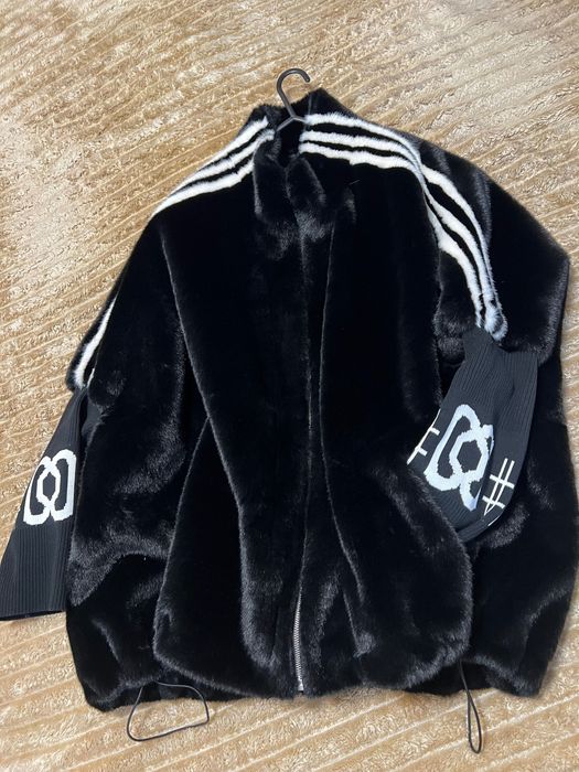 OVERSIZE !!!
Haina stilata din blana artificiala (aproape ca nurca)