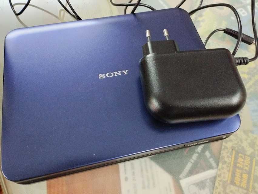 Два портативни DVD плейъра