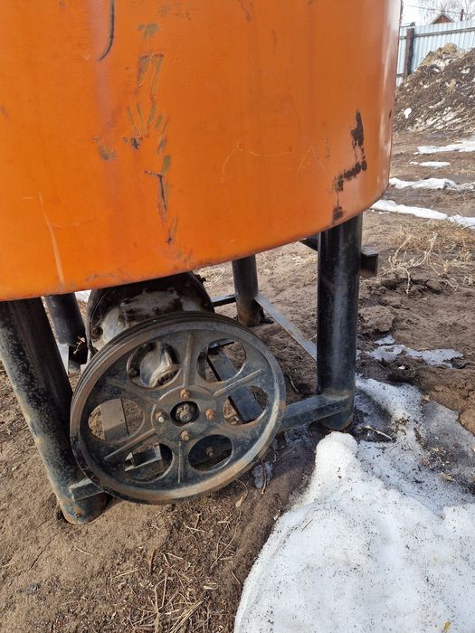 Бетоносмеситель с подпрессовкой.