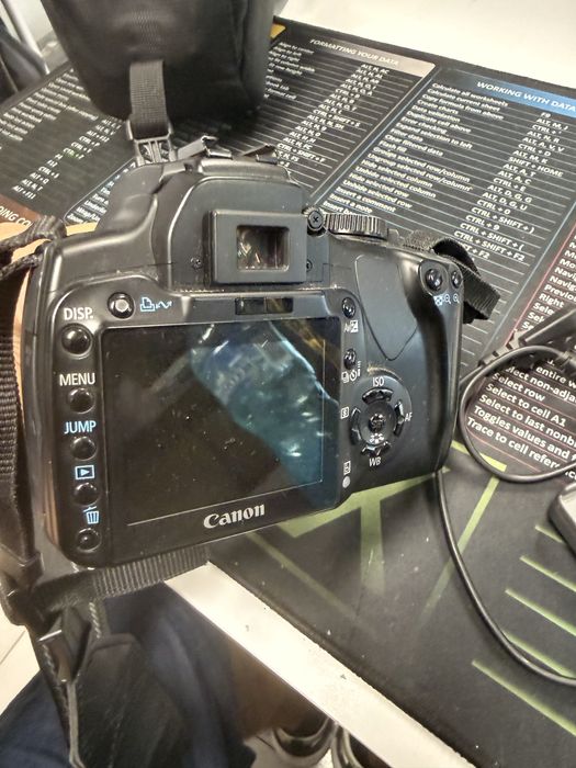 Canon EOS 400D Digital DSLR 10.1MP cu obiectiv Canon 18-55mm