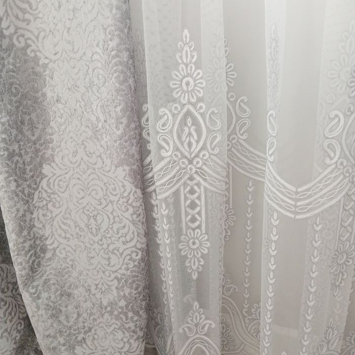 Шторы, с тюлью. На 2 окна.