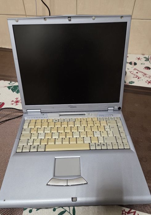 Laptop Fujitsu Siemens Lifebook cu procesor Pentium 3