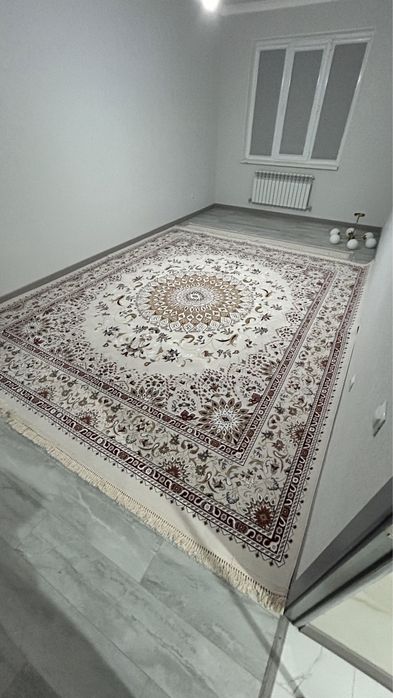 Үйде тұрған үй кілемі