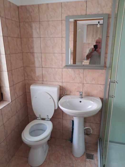 Închiriez garsoniera.