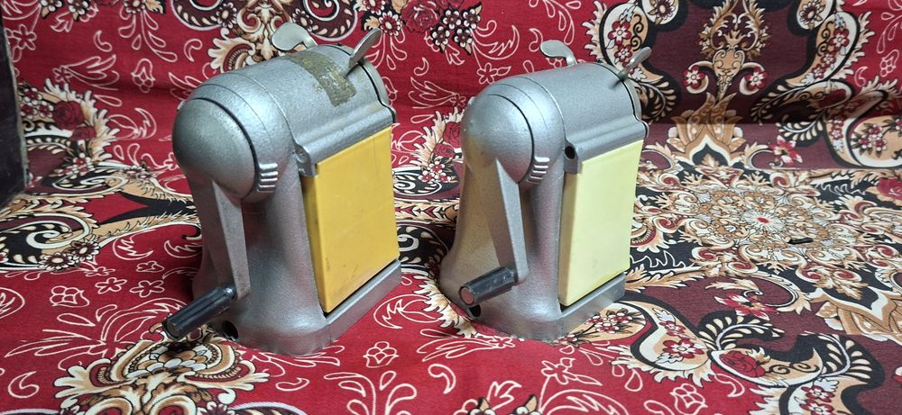 Канстовары, калькуляторы, точилки [СССР],этажерка для бумаг.