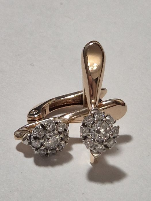 Продам золотые серьги с бриллиантами