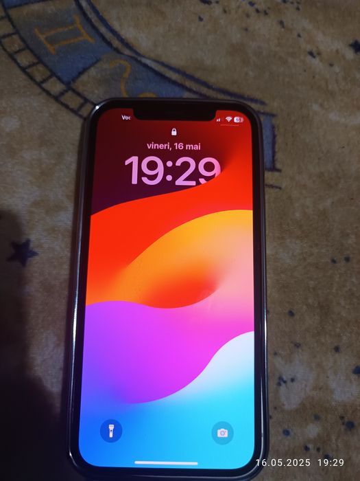 Vând iPhone 12, 64 Kb, încărcător și huse