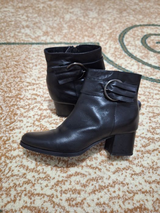 Vând  botine din piele