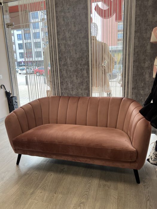 Диван в цвят пудра