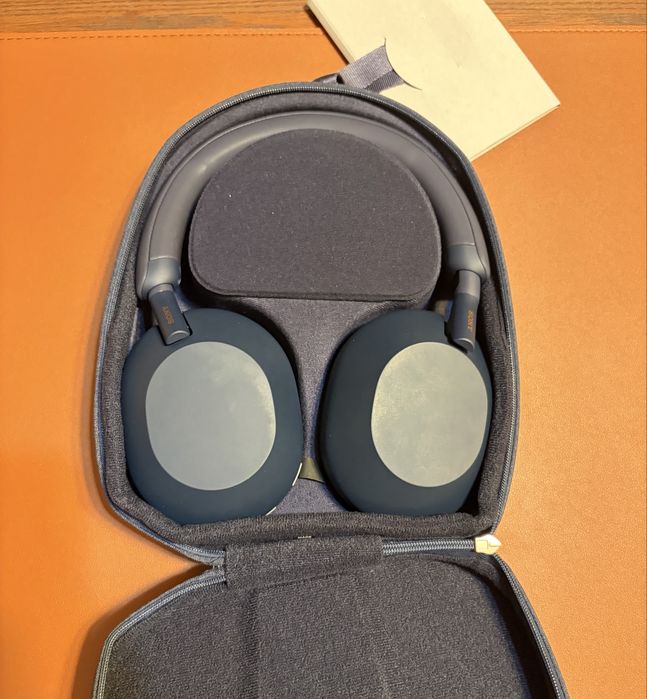 Casti Sony WH-1000XM5 Midnight Blue ca noi