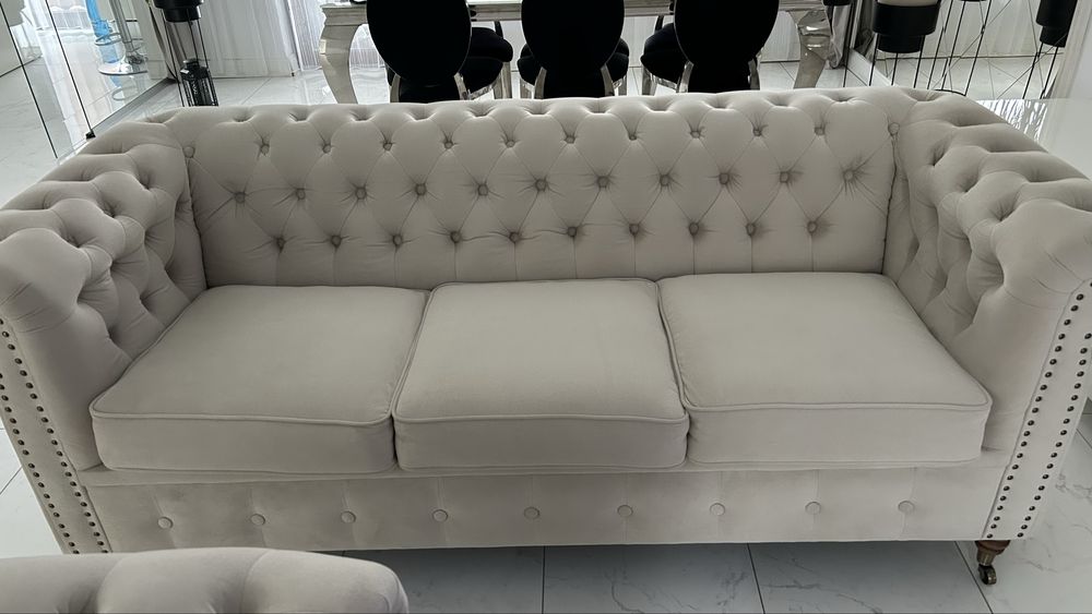 Vand 2 canapele de 3 locuri fiecare , in stare foarte buna