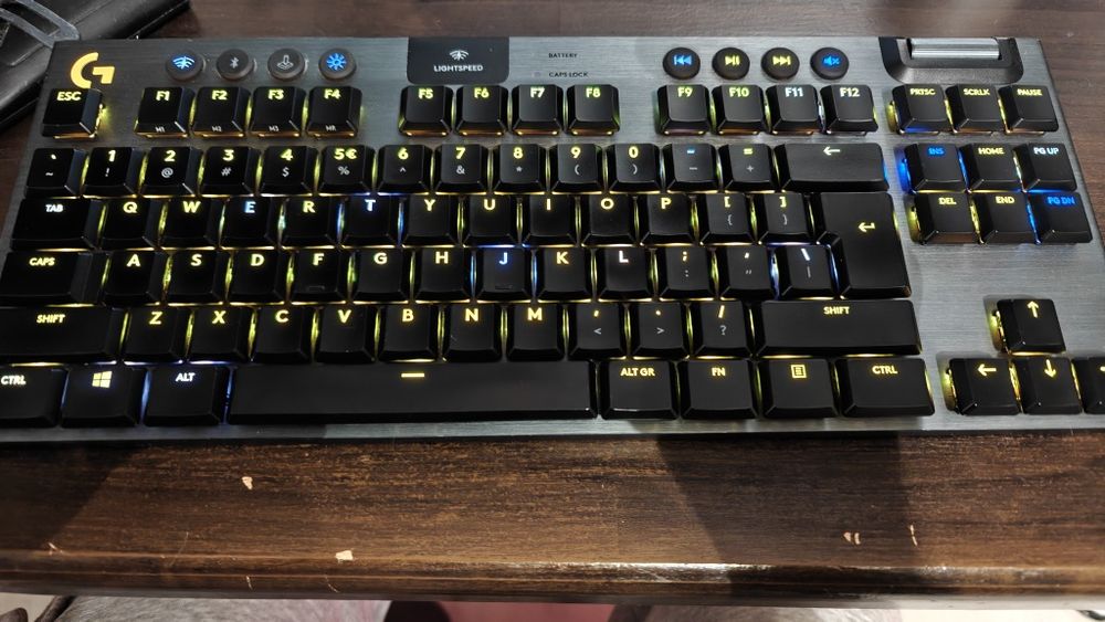 Vând tastatura Logitech G915 TKL linear