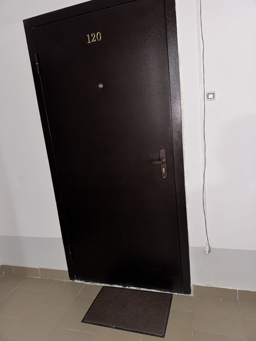 Продам входную металлическую дверь