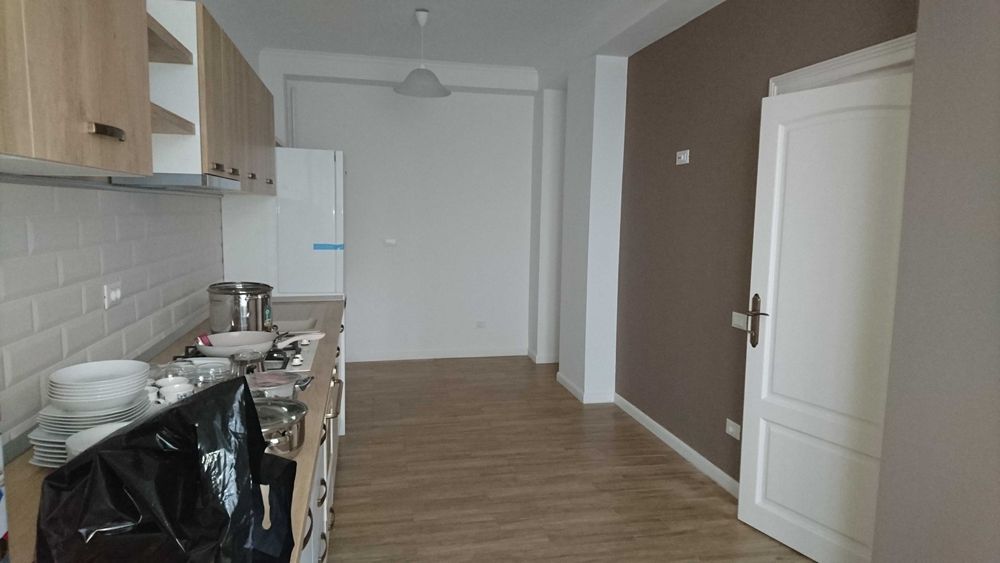 Inchiriez apartament  3 camere, cu terasa mare!