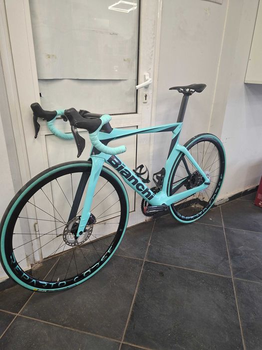 Шосеен карбонов велосипед Bianchi Oltre comp