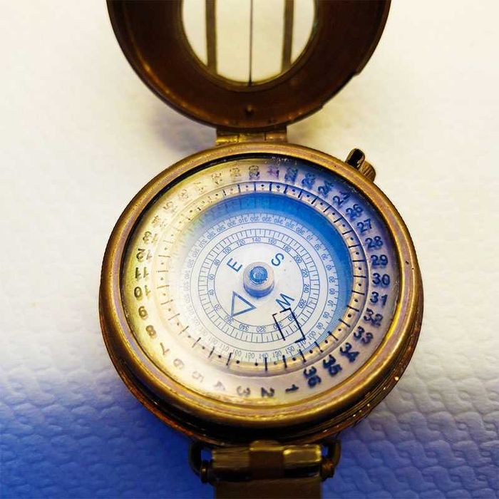 Компас от масивен бронз.