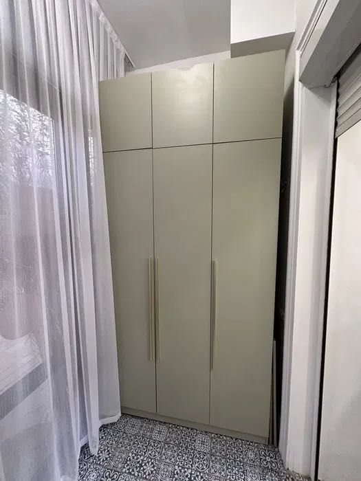 Продается трехдверный шкаф