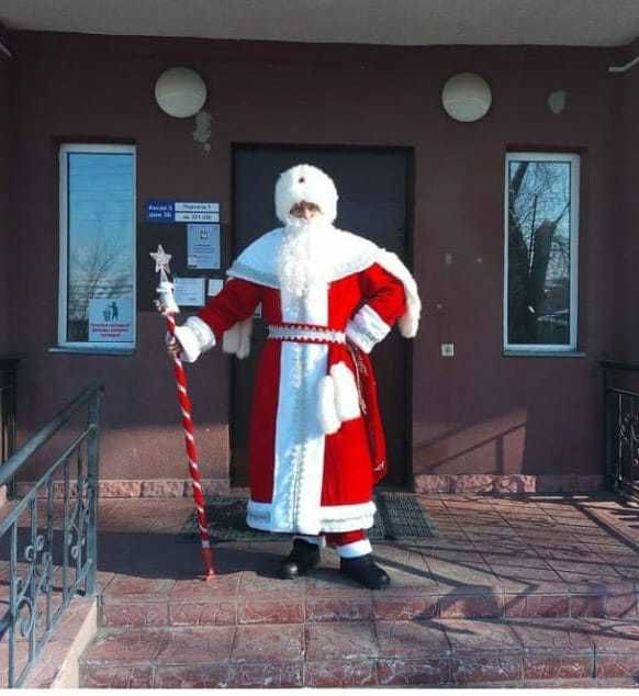 Дед Мороз на домашней новогодней елке