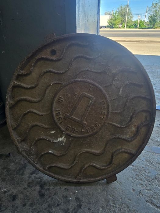 Продам чугунную крышку люка