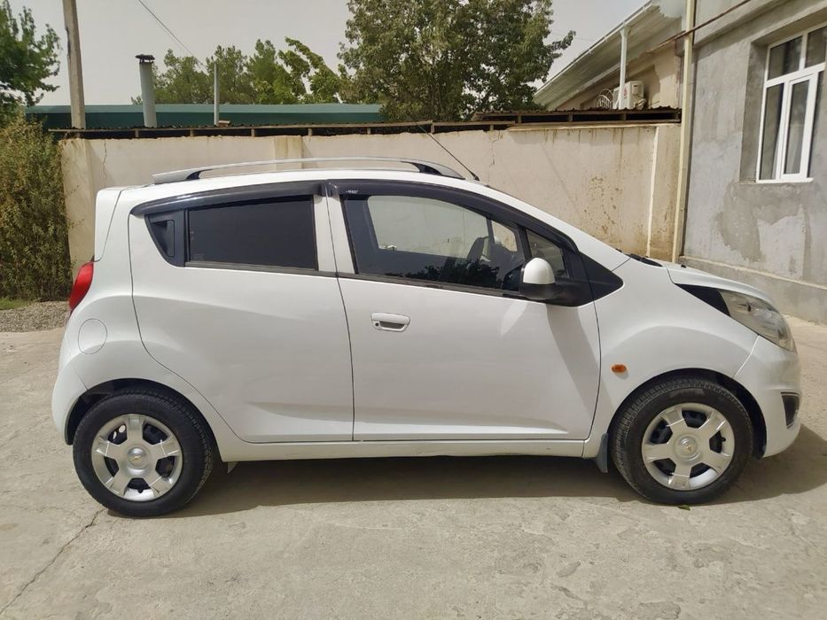 Spark avtomobil sotiladi